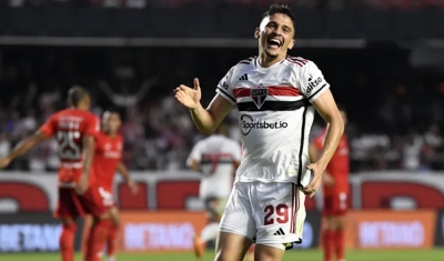 São Paulo vence o Inter no Morumbi com direito a olé da torcida e golaço