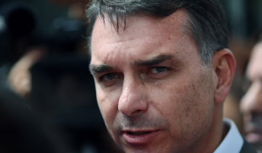 Flávio diz que se reuniu com Moraes para reforçar pedido de prisão domiciliar de Bolsonaro
