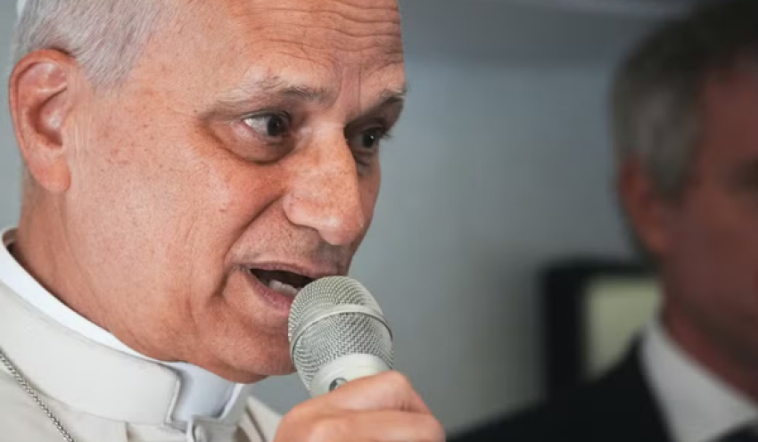 Papa Leão diz que vai manter bençãos a casais do mesmo sexo, mas descarta formalização