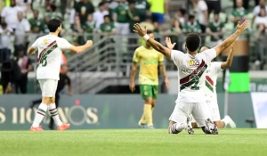 Fluminense vence vice-campeão Palmeiras e se livra do rebaixamento