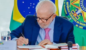 Lula sanciona lei que proíbe celulares em escolas públicas e particulares do Brasil