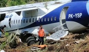 Aeronave fica destruída após sair da pista na Indonésia em tentativa abortada de decolagem