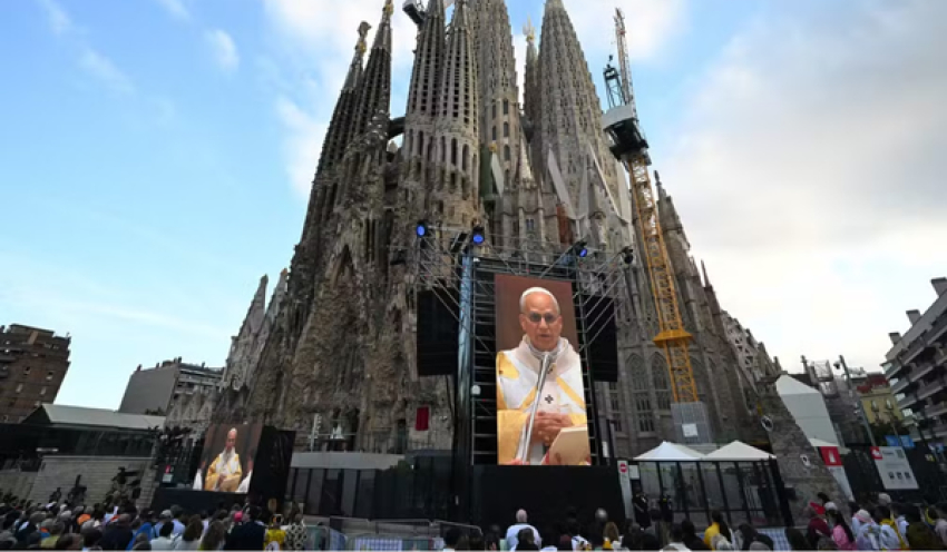 Papa reza missa na Sagrada Família para abençoar a torre que tornou a igreja a mais alta do mundo