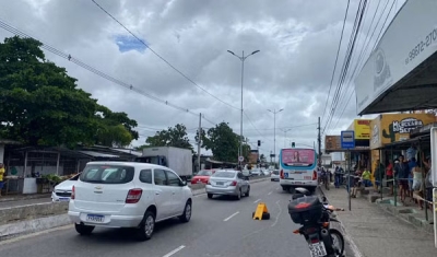 Mulher tropeça em calçada, cai na rua e morre atropelada por ônibus em João Pessoa