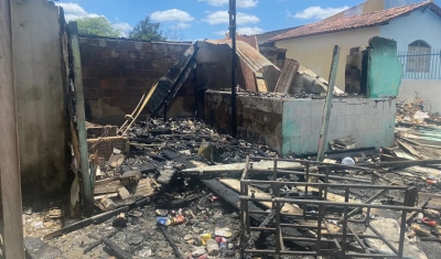 Incêndio atinge barraca e destrói produtos de ponto comercial, em Campina Grande