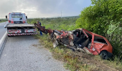 Acidente na BR-230 deixa carro destruído e uma pessoa ferida, na PB