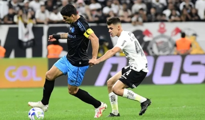 Viradas e oito gols: Corinthians e Grêmio empatam jogo mais louco do Brasileirão