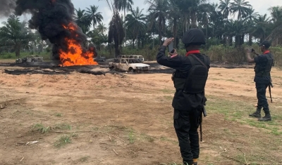 Explosão em oleoduto cria um &#039;buraco de fogo&#039; e deixa 12 mortos na Nigéria