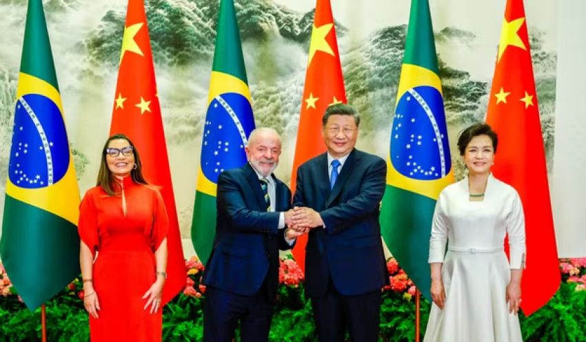 Lula é recebido por Xi ao som de Gilberto Gil e com animação de crianças chinesas