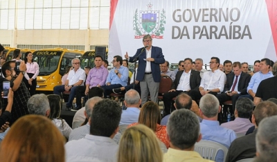 João Azevêdo entrega ônibus escolares e destaca importância do investimento para garantir frequência escolar dos alunos