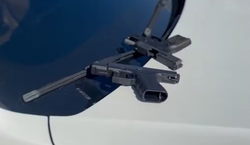 Dois homens em um carro de luxo são presos com armas, em João Pessoa