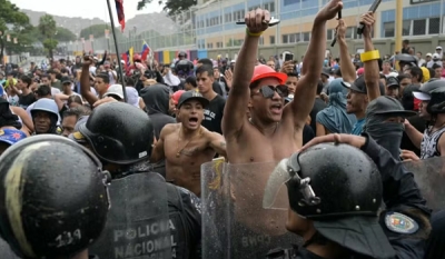 Manifestantes protestam em Caracas após vitória de Maduro ser declarada