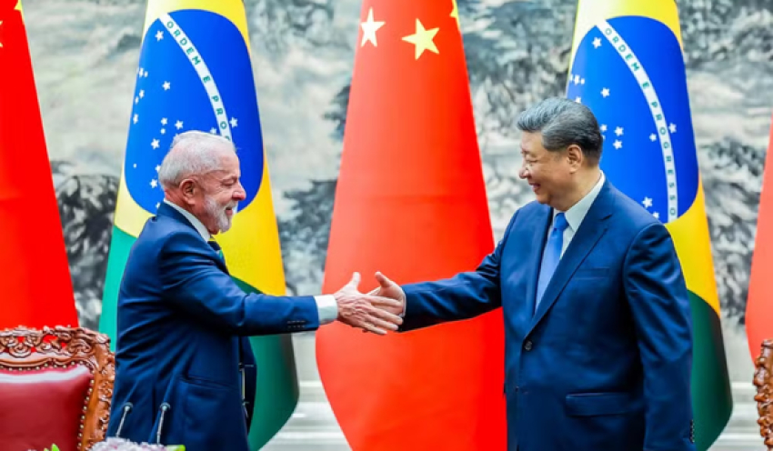 Xi Jinping diz a Lula que a China apoia o Brasil na rejeição à interferência externa