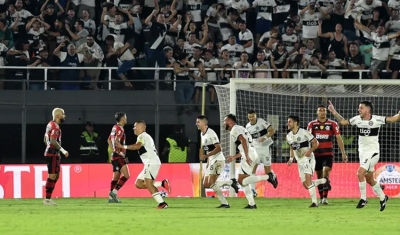 Flamengo joga mal, sofre três gols de cabeça do Olimpia e está eliminado da Libertadores