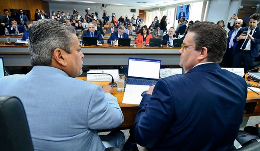 Senadores cobram ministro por respostas a fraudes contra aposentados do INSS