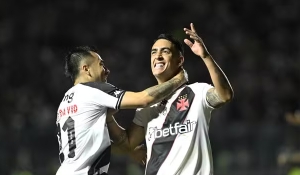 De virada, Vasco vence o Athletico-PR e sai na frente na briga por vaga na semifinal da Copa do Brasil