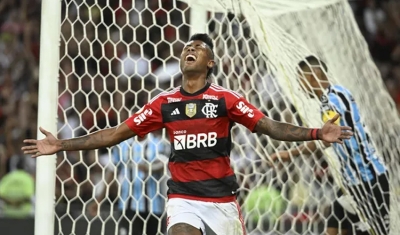 Flamengo vence Grêmio no Maracanã e entra no G-4 do Brasileirão