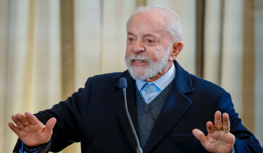 Lula volta ao Brasil com missão de estancar crise provocada pela fraude no INSS