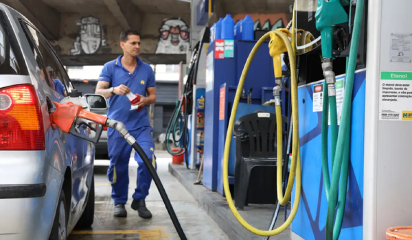 Governo propõe subvenção da gasolina em R$ 0,44 por litro