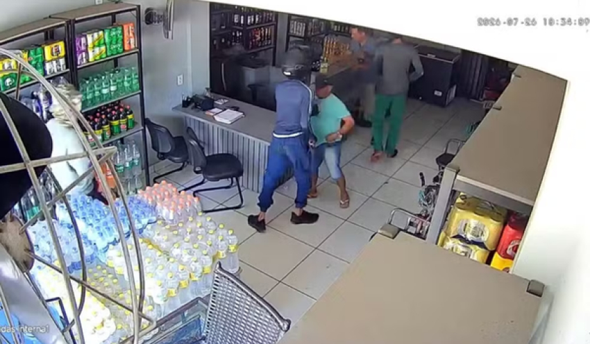Imagens de câmeras de segurança registram assalto a depósito de bebidas, em Sapé, PB