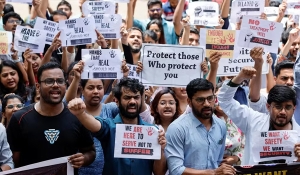 Médicos paralisam hospitais na índia em protesto por estupro e morte de médica residente