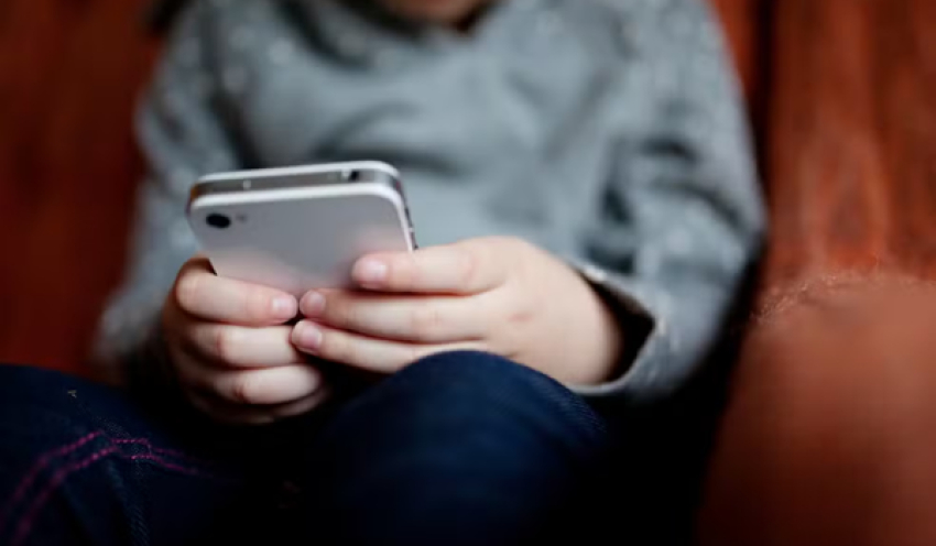 Malásia proíbe redes sociais para menores de 16 anos