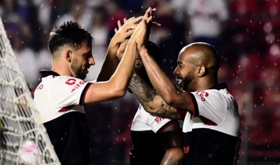 São Paulo vence jogo atrasado contra Coritiba e cola no G-8 do Brasileiro