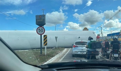 Carga de carreta se solta e interdita BR-230 nas duas vias entre Cabedelo e João Pessoa