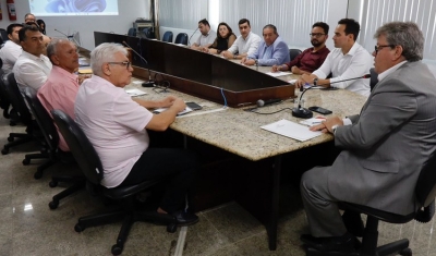 João Azevêdo se reúne com prefeitos do Curimataú e reforça pauta municipalista