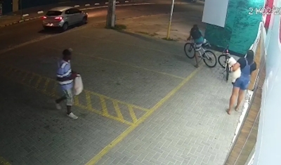 Câmera mostra momento em que homem furta bicicleta da Polícia Militar, em João Pessoa