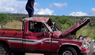 Caminhonete tomba com 23 pessoas dentro e acidente deixa três mortos na Paraíba