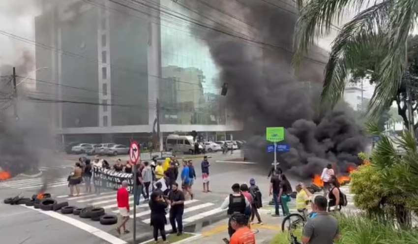 Vendedores ambulantes protestam em João Pessoa após serem retirados da orla