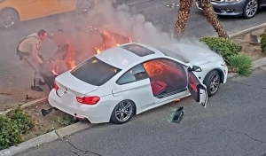 Policial e turista retiram motorista inconsciente de carro em chamas em Las Vegas, nos EUA