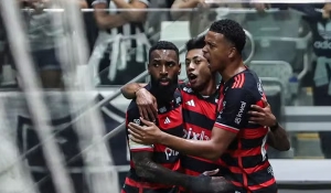 Flamengo vence Atlético-MG e garante liderança do Brasileirão por mais uma rodada