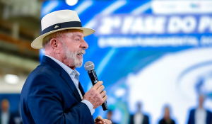 Lula promete segurar gasolina e diesel para proteger consumidor de efeitos da guerra no Ir&atilde;