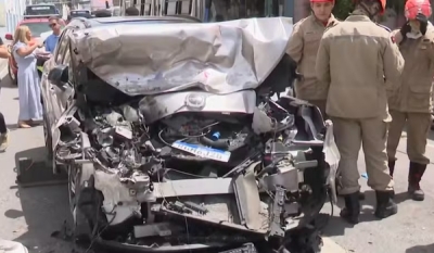 Acidente entre carro e ônibus deixa veículo destruído no bairro do Varadouro, em João Pessoa