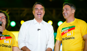 Flávio Bolsonaro pede na Justiça bloqueio de 48 perfis e 221 publicações contrárias a ele nas redes sociais