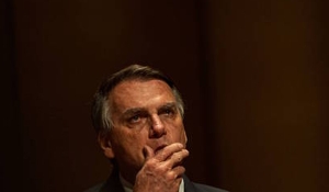 Bolsonaro diz ter recebido multa de R$ 2,5 mil do Ibama por importunação de baleia