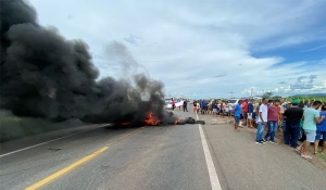 Agricultores protestam no Sertão da Paraíba e pedem o fechamento das comportas de açude