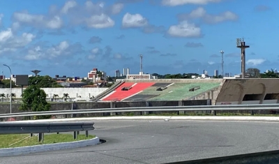 Estádio Almeidão começa a ser pintado antes de jogo do Flamengo; Governo fala em &quot;cores da Paraíba&quot;