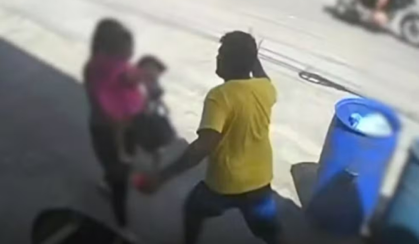 Homem é flagrado agredindo mulher e criança em rua de João Pessoa