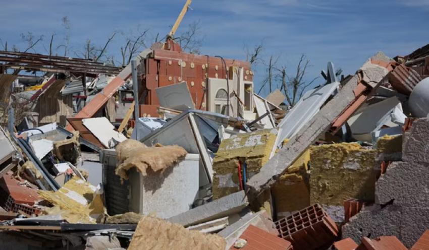 Imagens mostram destruição após passagem de tornado raro na França