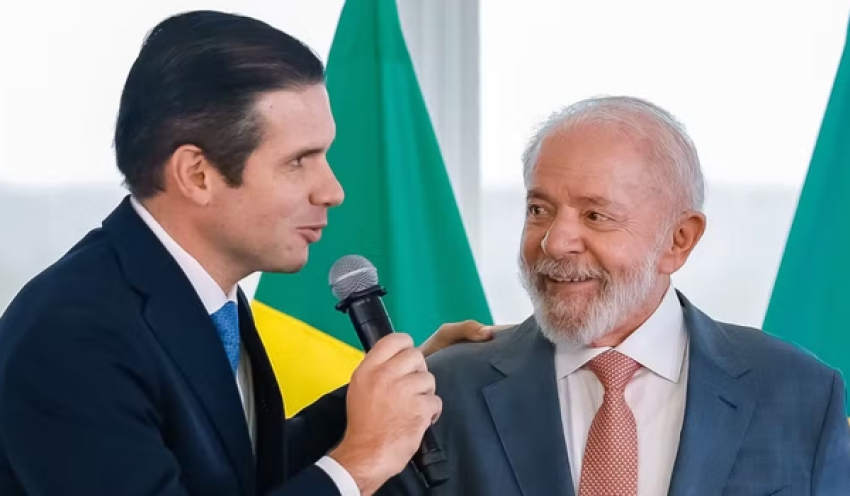 Pressionado por IOF, Lula prega diálogo com o Congresso e elogia Motta em evento do PSB