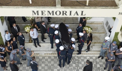 Corpo de Pelé é sepultado em cemitério vertical em Santos, SP