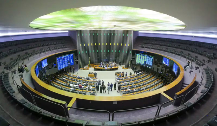 4 em cada 10 parlamentares que disputaram governos e Senado venceram no 1º turno