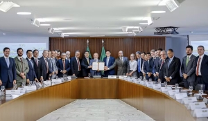 Lula assina MP que muda regras do setor elétrico e amplia gratuidade da conta de luz