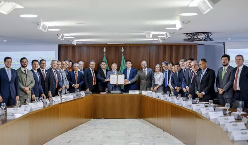 Lula assina MP que muda regras do setor elétrico e amplia gratuidade da conta de luz