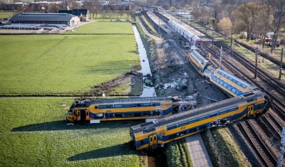 Trem descarrila, pega fogo, mata um e fere 30 na Holanda