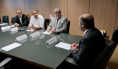 João Azevêdo discute medidas que garantem investimentos em energias renováveis no Nordeste com ministro das Minas e Energia