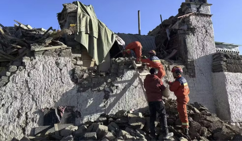 Forte terremoto mata 95 pessoas e fere mais de 100 entre o Tibete e o Nepal